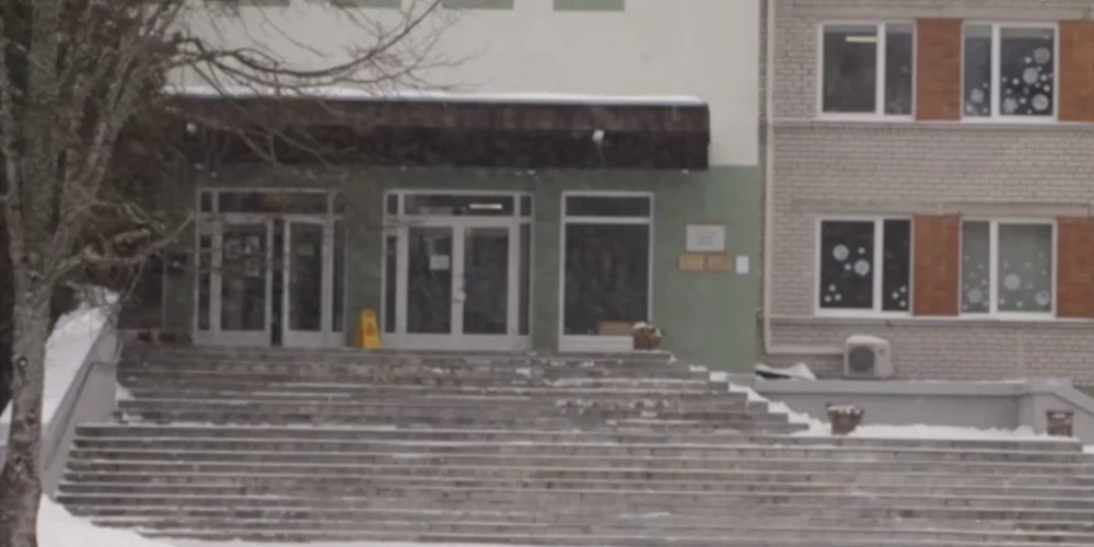 Удары бутылкой и угрозы убийства: в Елгавском районе продолжается насилие со стороны ученика