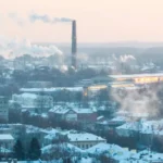 В Даугавпилсе из-за морозов повреждена теплотрасса, отключено отопление в домах и магазине Maxima