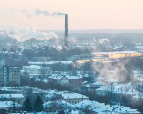 В Даугавпилсе из-за морозов повреждён участок теплотрассы, отключено отопление в нескольких домах