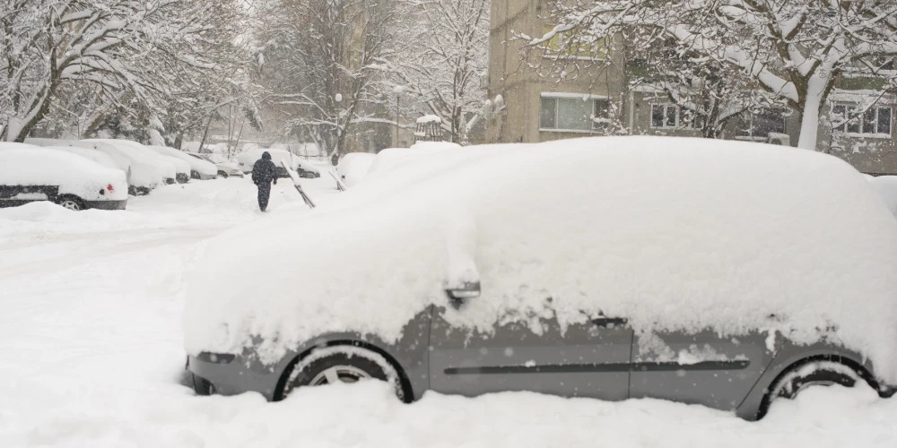 В Даугавпилсе начали борьбу с брошенными автомобилями на улицах