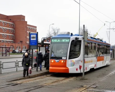 В Даугавпилсе трамваи начали управлять кондукторами после окончания обучения