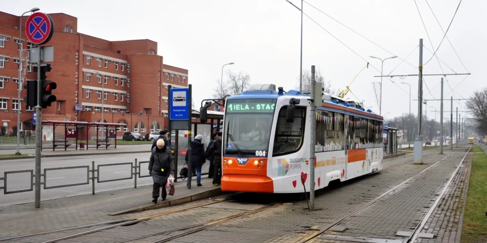В Даугавпилсе трамваи начали управлять кондукторами после окончания обучения