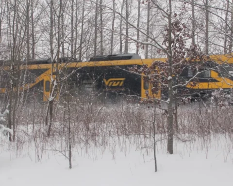 В Дубулты подрядчик повредил железнодорожную стрелку: продолжаются работы по восстановлению движения поездов