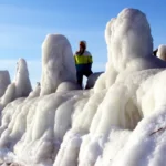 В Энгуре из-за сильных морозов образовались ледяные глыбы, которые привлекают туристов