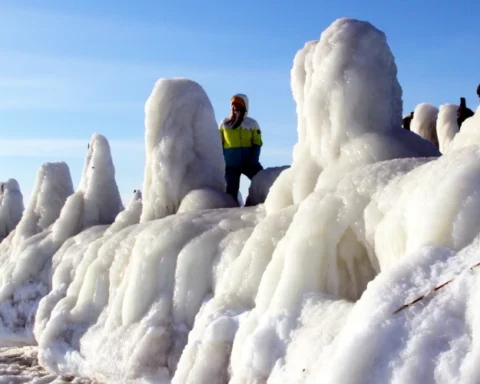 В Энгуре из-за сильных морозов образовались ледяные глыбы, которые привлекают туристов