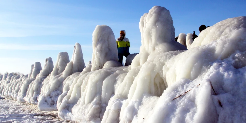В Энгуре из-за сильных морозов образовались ледяные глыбы, которые привлекают туристов