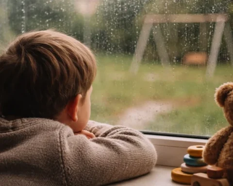 В Латвии приостановлено усыновление детей за границу после ужесточения правил