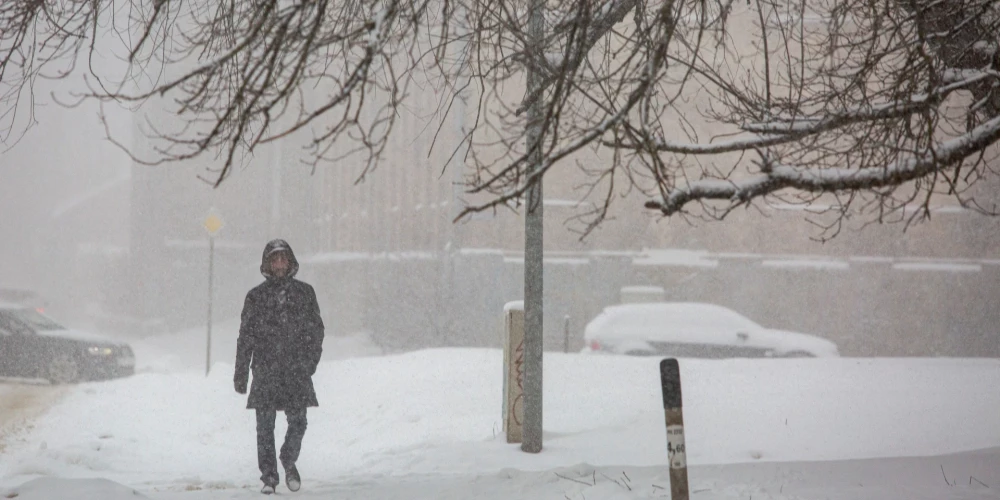 В Латвии, в том числе в Риге, действует оранжевое предупреждение из-за сильного снегопада