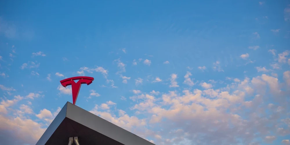 В Латвии запускают крупный энергетический проект с технологиями Tesla