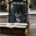 В Риге на очистку снега задействовано 112 единиц техники, работа продлится весь день