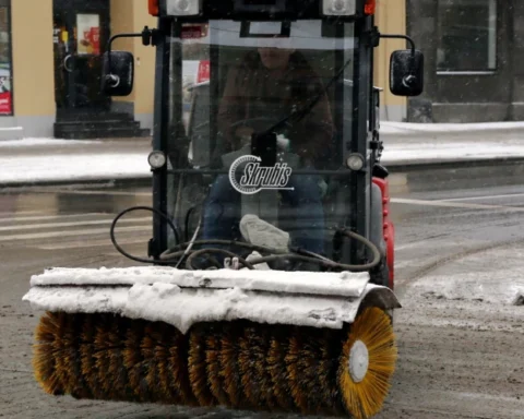 В Риге на очистку снега задействовано 112 единиц техники, работа продлится весь день