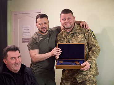 Залужный критикует Зеленского и намекает на предвыборную гонку в Украине