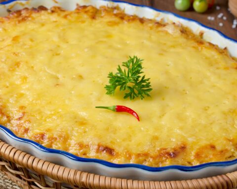 Запеканка из картофеля с фаршем и капустой