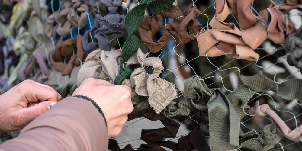 Жители Адажского края помогают украинским военным, создавая маскировочные сети