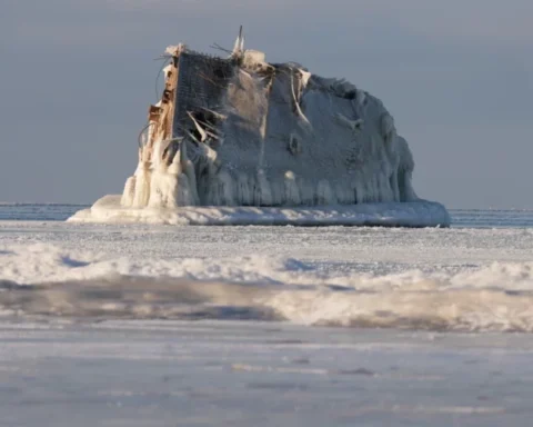 Жители Риги игнорируют запрет и переходят по льду к затонувшему судну на Мангальсале