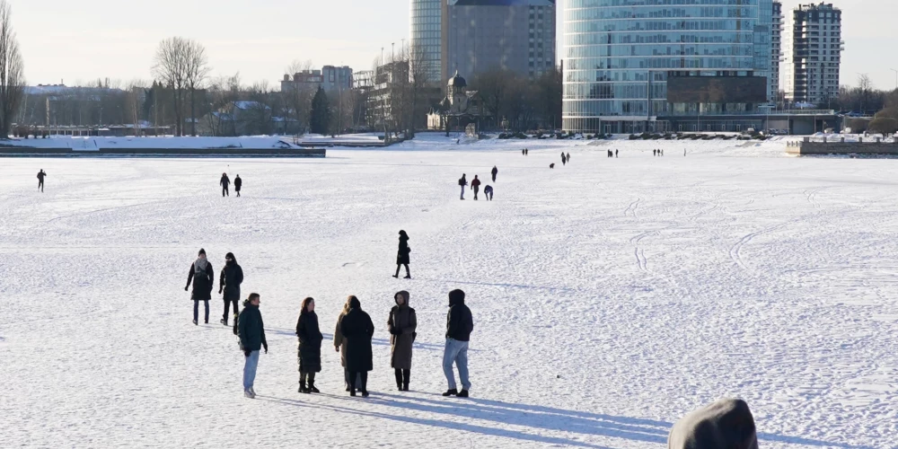 Жителям Риги запретят выходить на лед Даугавы, за безопасностью будут следить дроны