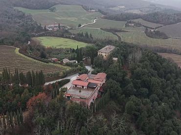 Журналисты расследуют связь винодельни Медведева в Италии с экспортом вина в Россию