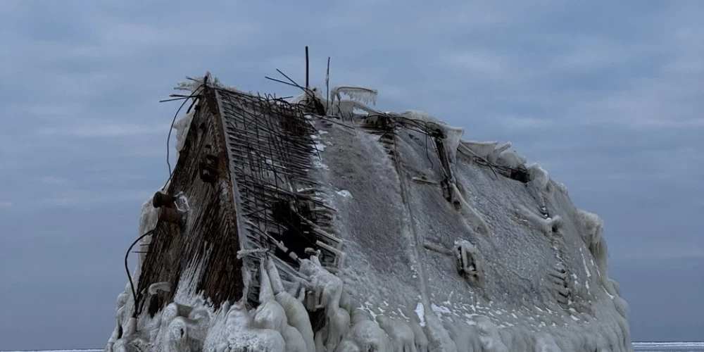 Зимний экстрим на Мангальсале: к затонувшему 75 лет назад судну можно добраться по льду