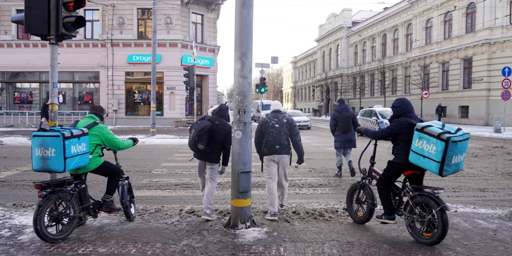 Депутаты предлагают запрет для иностранных студентов на работу в Bolt и Wolt