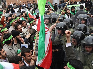 Иранские власти угрожают протестующим смертью на фоне конфликта с Израилем и США