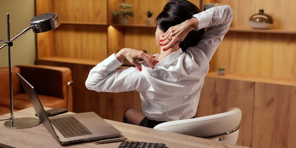 Исследование: 21,3% жителей Латвии испытывают боль и дискомфорт на работе