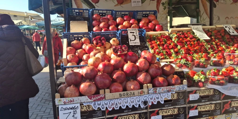 Клубника и голубика уже на прилавках Рижского центра — цены от 3,50 до 13,90 евро за килограмм