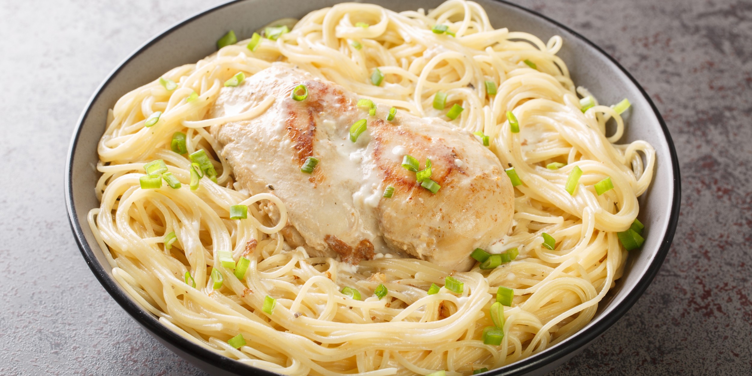 Куриное филе в сливочно-сырном соусе готовится за 30 минут