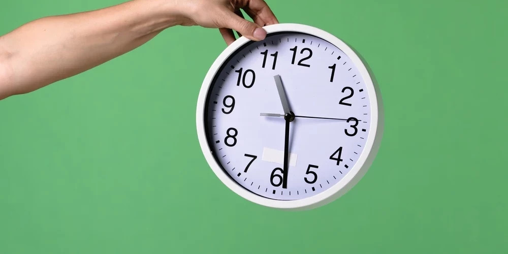 Латвия рассматривает отмену сезонного перевода часов, ожидая оценки Европейской комиссии