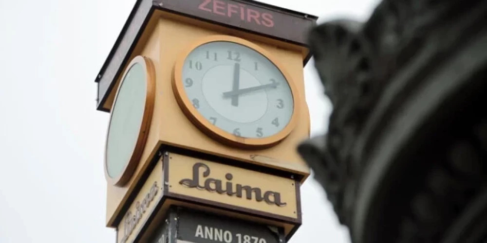 Латвия снова перешла на летнее время amid дебатов о переводе часов в ЕС