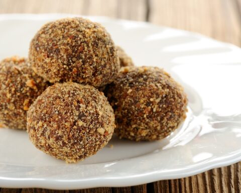 Медовые пирожные без выпечки за 15 минут из 7 ингредиентов