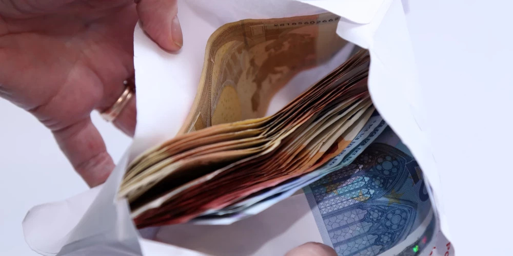 Минфин Латвии отменил введение контроля за наличными суммами от 750 евро