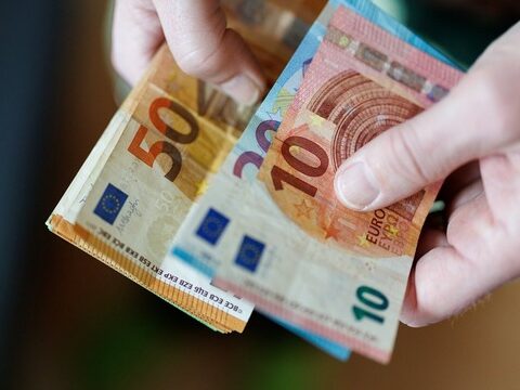 Минимальная зарплата в Эстонии с апреля вырастет до 946 евро