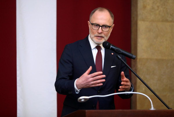 Министр обороны Латвии разъяснит позицию страны по призыву США о помощи в Ормузском проливе