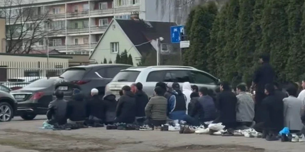 Мусульмане провели молитву на улице в Риге из-за нехватки места в помещении