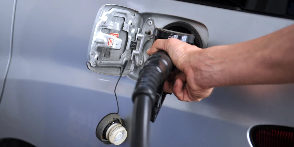 Нефть подорожала на 10% за день из-за военного конфликта, влияние на латвийцев уже ощущается