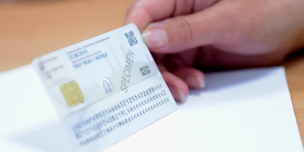 Около 400 000 электронных подписей на eID-картах в Латвии могут стать недействительными в июне