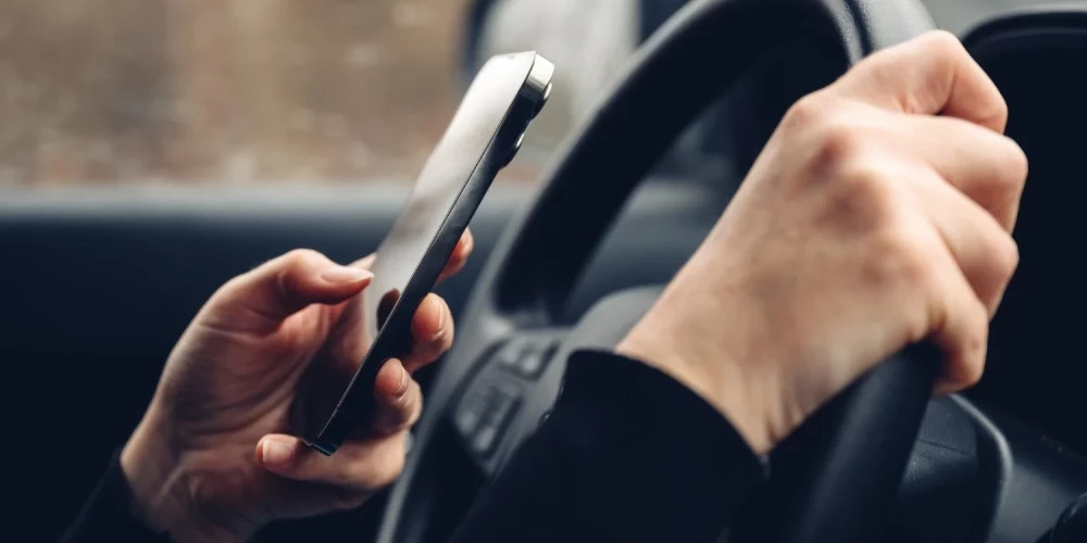 Полиция объясняет возможные последствия видеосъёмки за рулём для инфлюенсеров