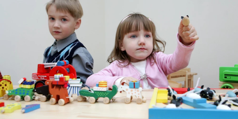 Помощники воспитателей остаются техническим персоналом, что влияет на их зарплату в детских садах