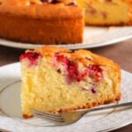 Простой пирог с замороженными ягодами готовится за считанные минуты