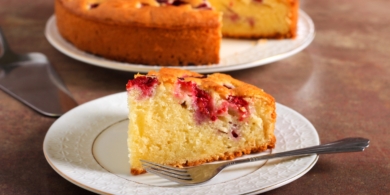 Простой пирог с замороженными ягодами готовится за считанные минуты