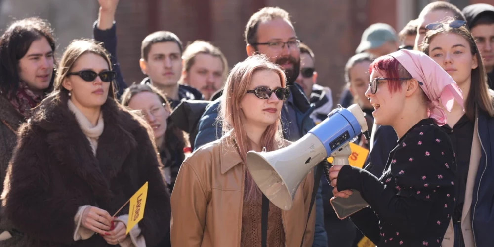 Протест в Латвии против сокращения доплат за сверхурочную работу: люди требуют полной оплаты