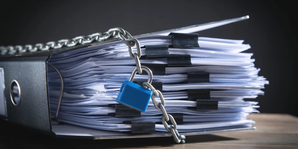 Расследование: министерства Латвии засекретили тысячи обычных документов