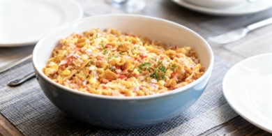 Рецепт быстрого салата с кукурузой, сыром и чипсами