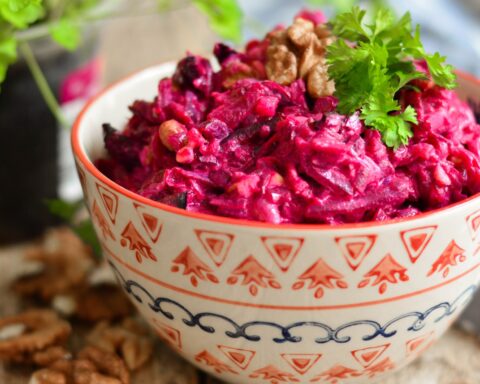 Рецепт салата «Пиковая дама» с свёклой и черносливом