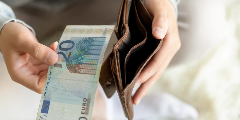 Рост экономики в Латвии замедляется на фоне ухудшения в секторе услуг