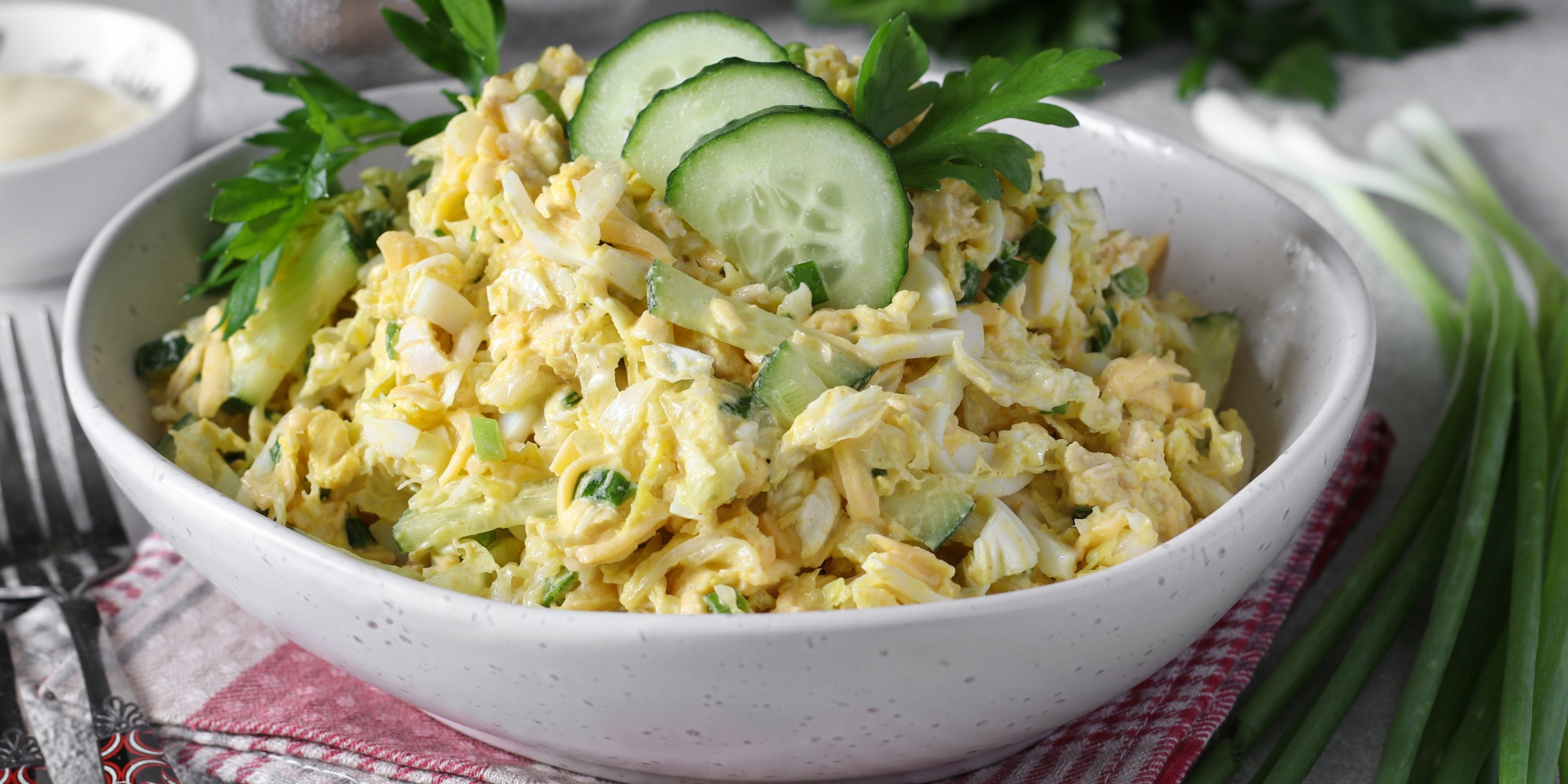 Салат с курицей, яйцами и пекинской капустой