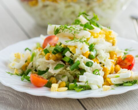 Салат с пекинской капустой, кальмарами и кукурузой