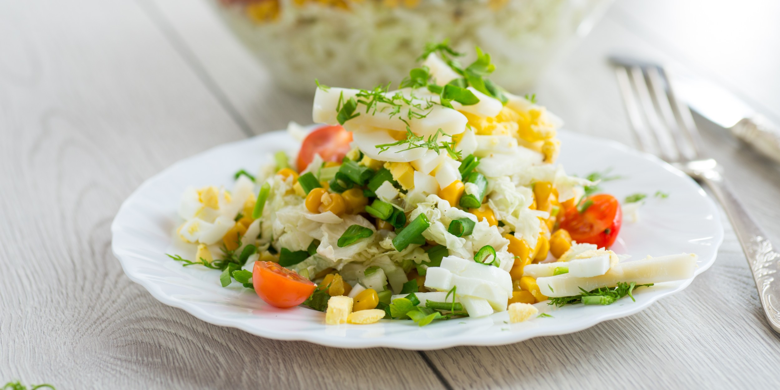 Салат с пекинской капустой, кальмарами и кукурузой