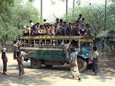 Шри-Ланка вводит дополнительный выходной для экономии топлива на фоне роста цен на нефть