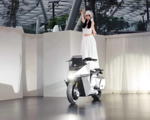 Сингапурский стартап запускает в серийное производство самобалансирующийся электрический мотоцикл OMO X